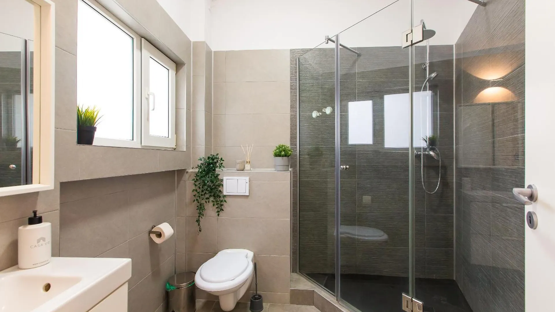 Spacious Penthouse With Terrace And City-View Bucarest