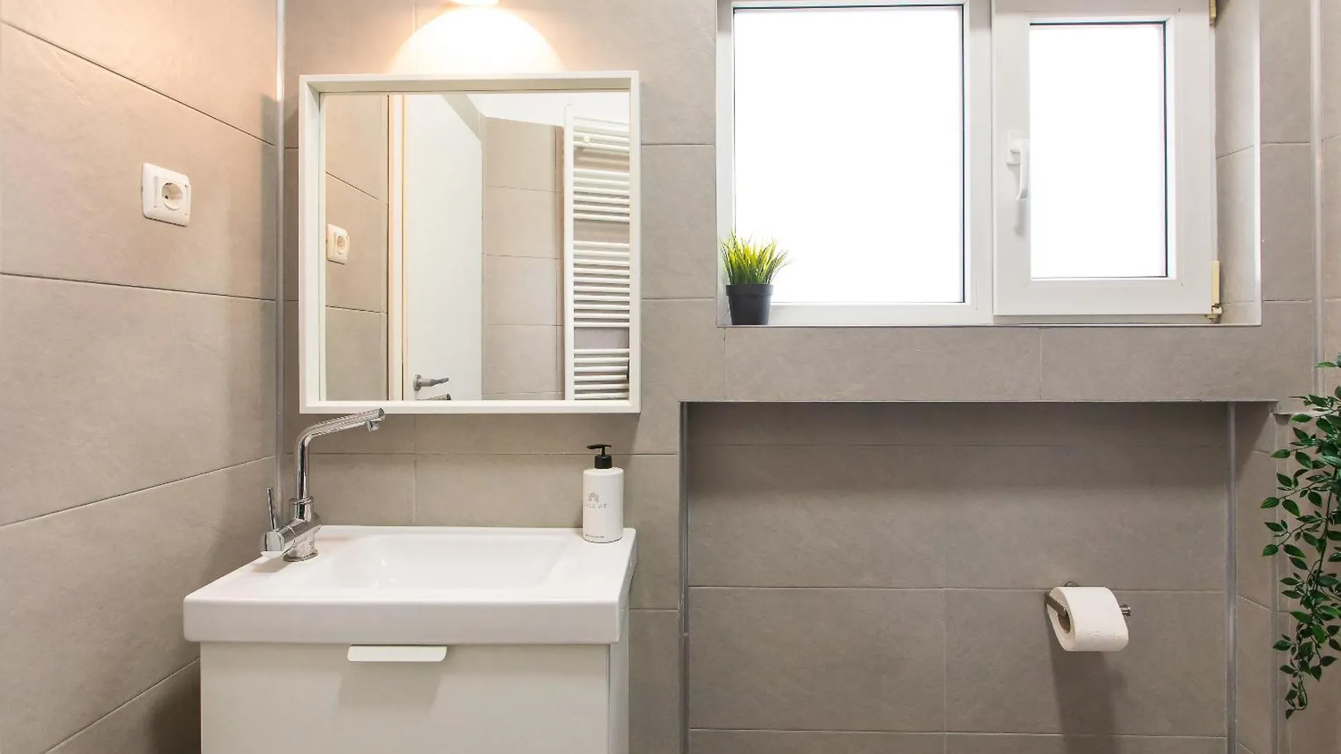Spacious Penthouse With Terrace And City-View Bucarest Appartamento